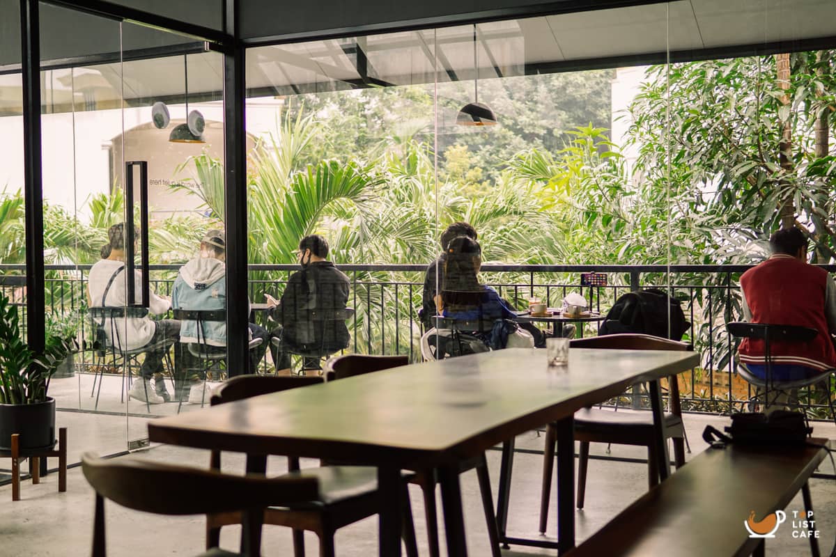 phong cách thiết kế quán Cafe sân vườn industrial