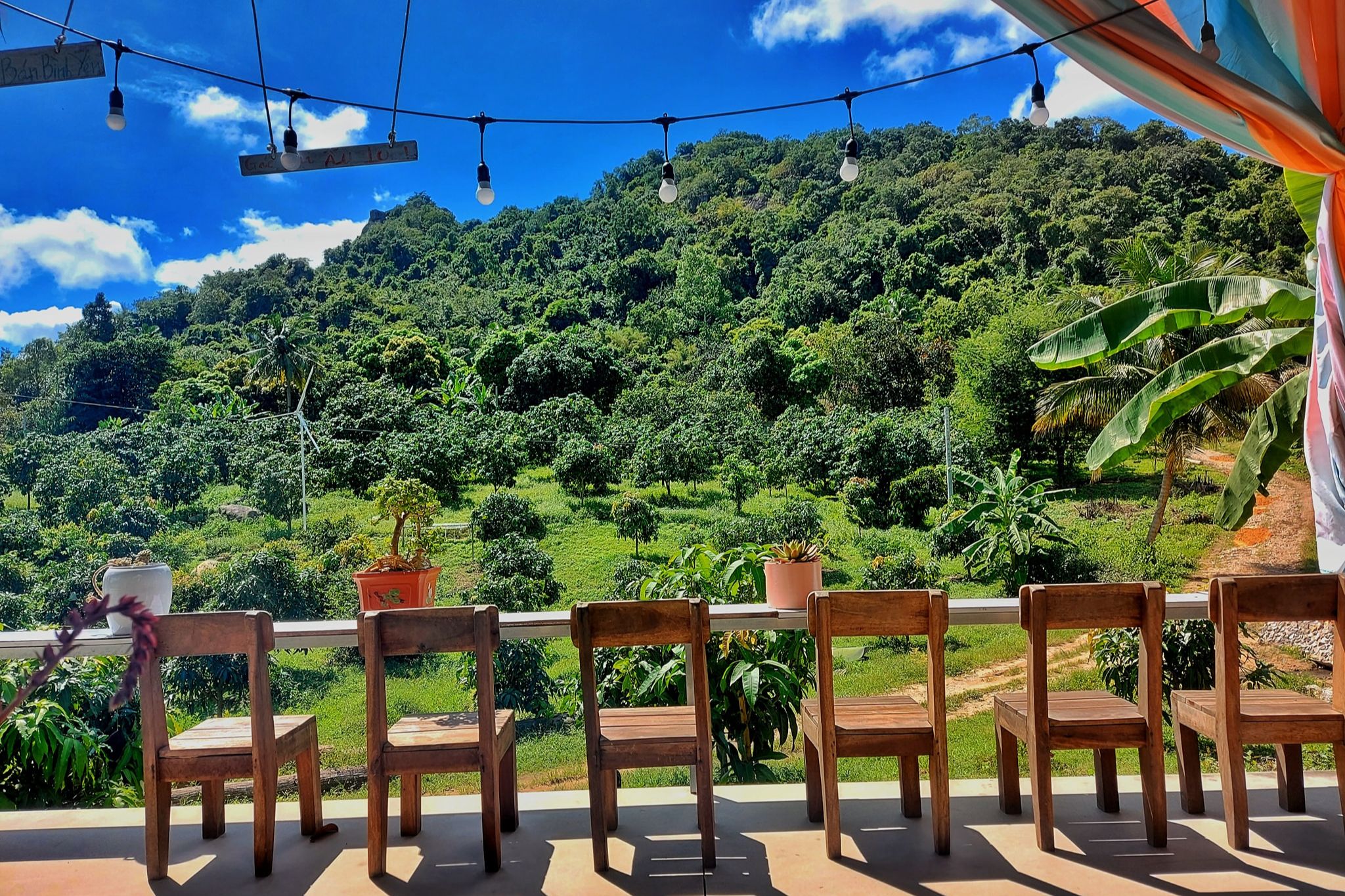 trang-tri-quan-cafe-ngoai-troi-dep